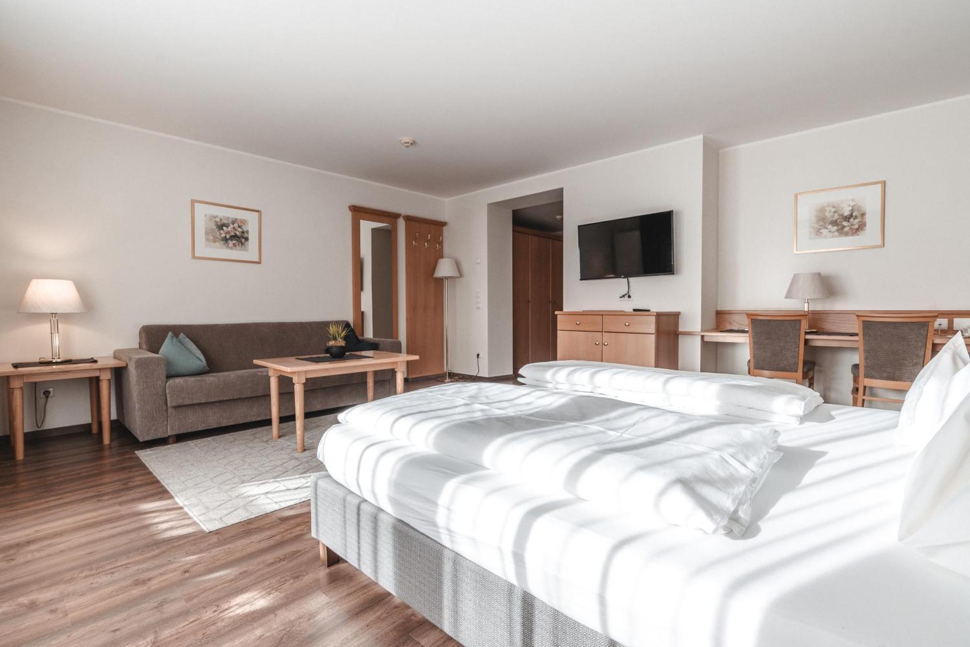 Hotel Reischach Брунико Екстериор снимка