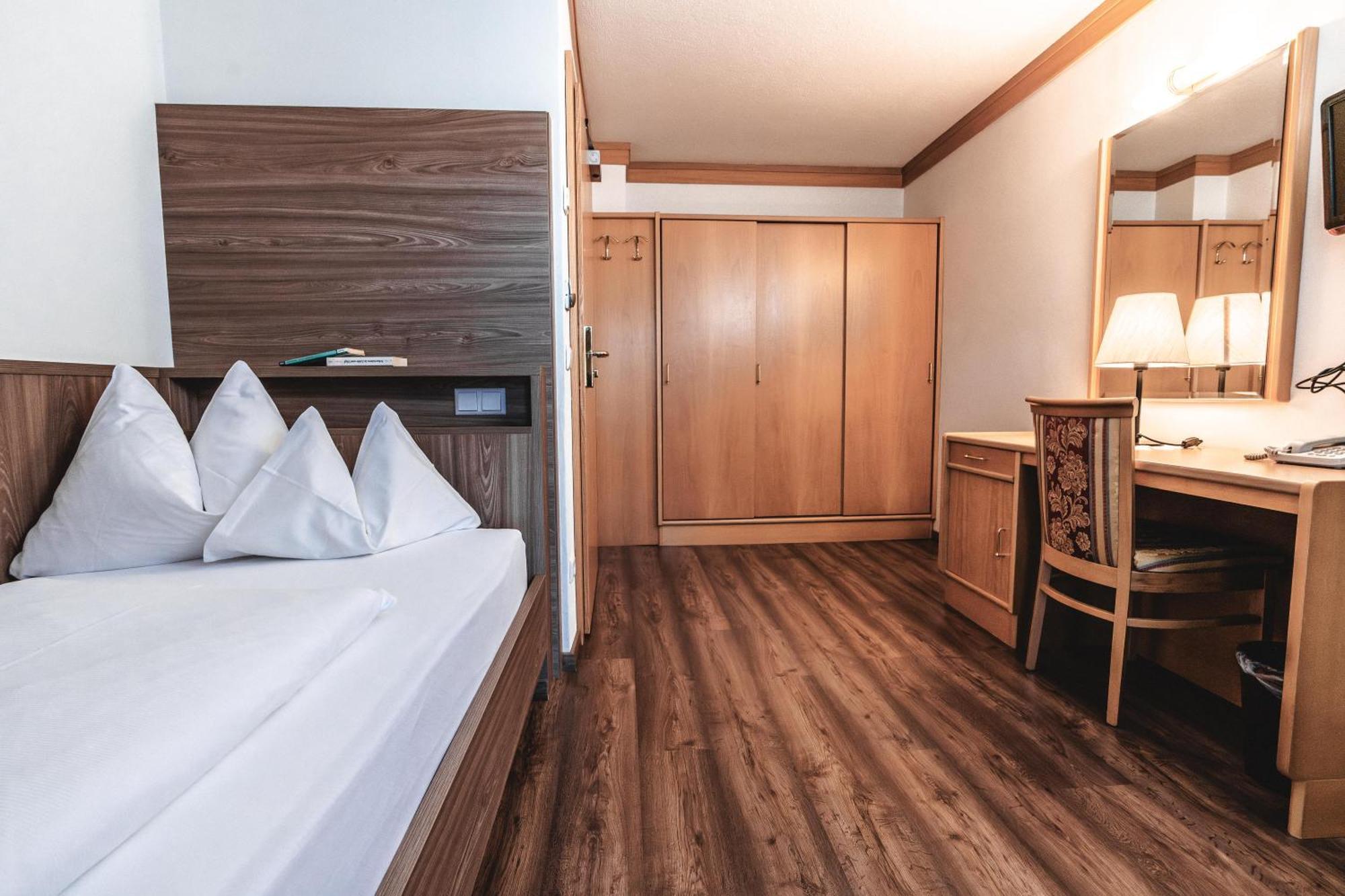Hotel Reischach Брунико Екстериор снимка