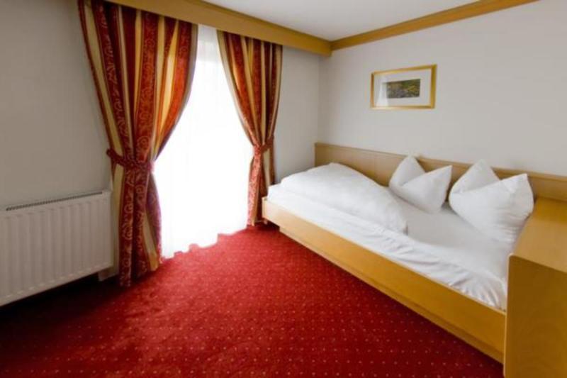 Hotel Reischach Брунико Екстериор снимка